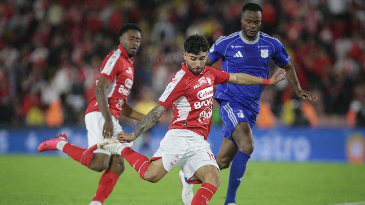 Imagen del clásico capitalino entre Santa Fe y Millonarios.