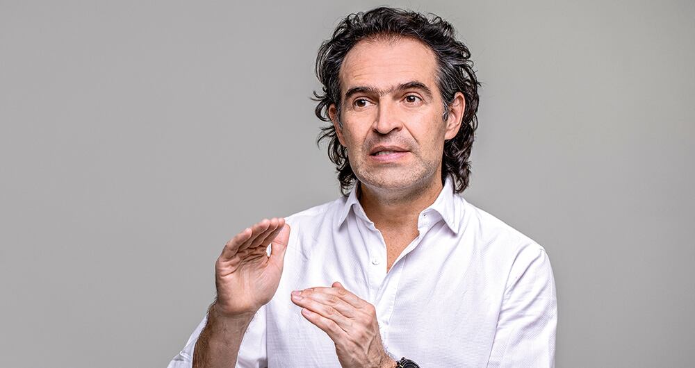 Nació el 28 de noviembre de 1974 en Medellín.