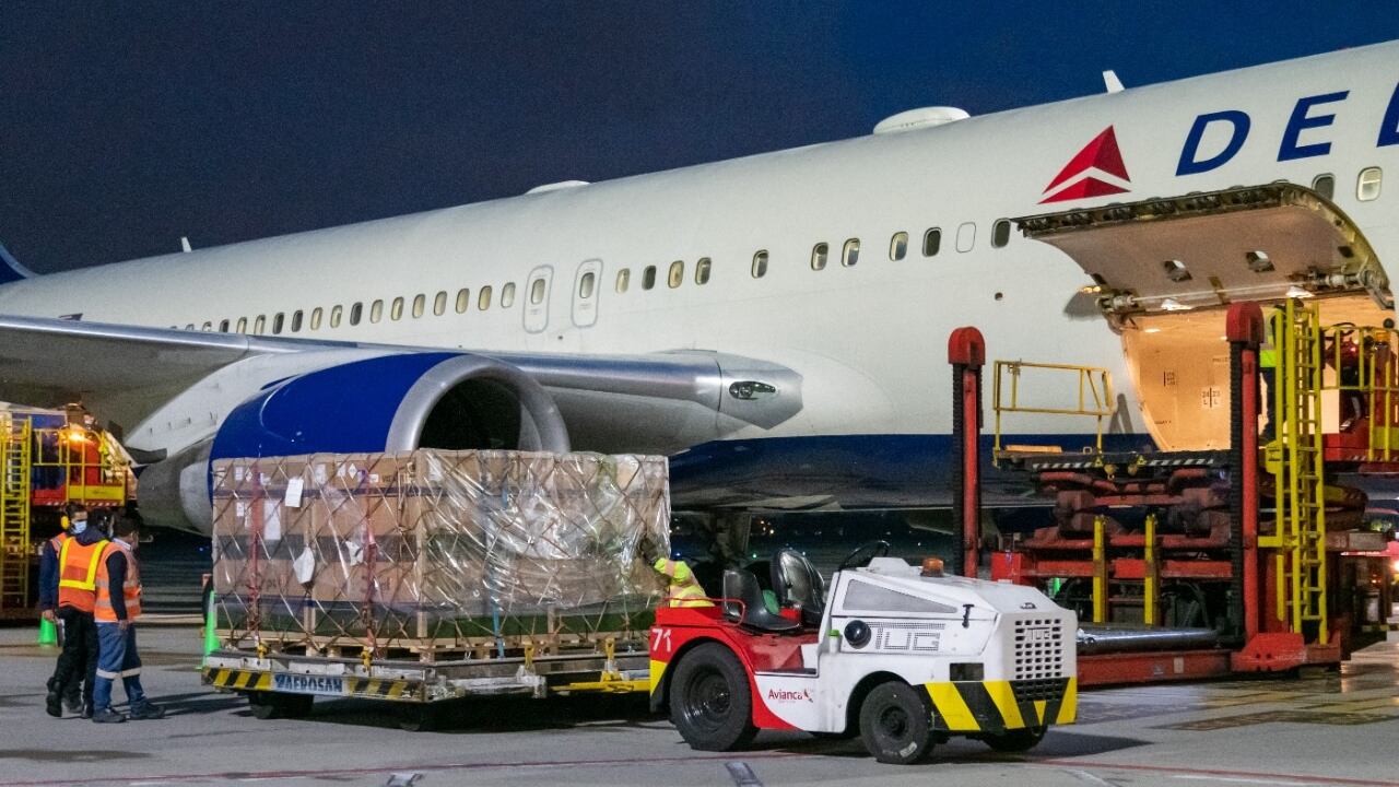 Colombia recibió las primeras 480.000 dosis de la vacuna anticovid de Janssen.