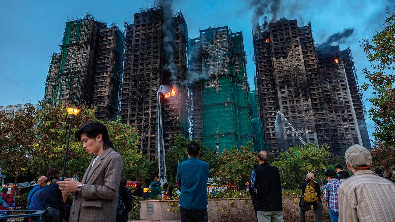 Un terrible incendio en una vivienda pública en Hong Kong deja 85 muertos.