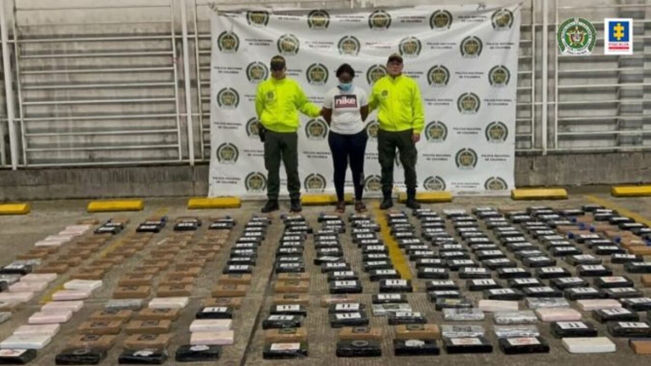 Descubren a una mujer con 284 paquetes con cocaína: una llamada fue clave para que cayera