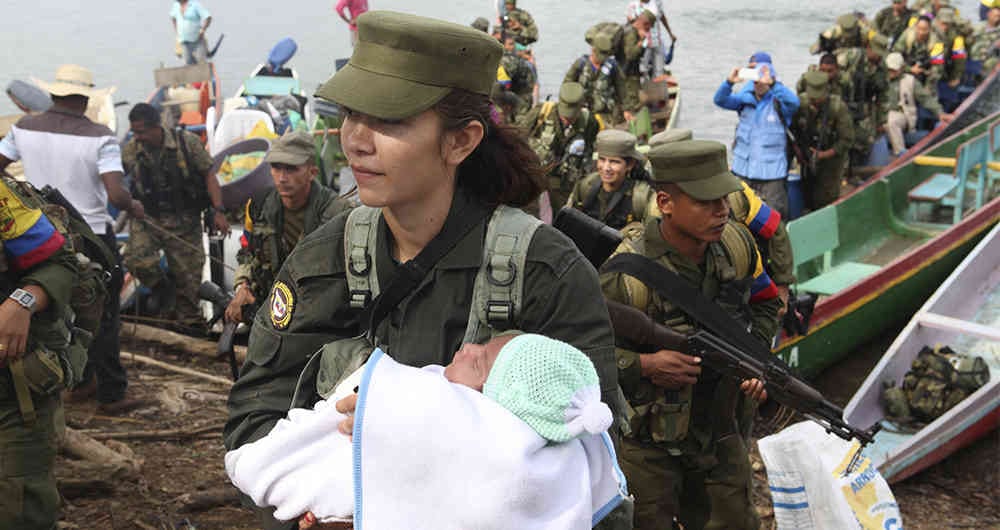 Emanuel,  su madre y unos 100 guerrilleros del frente 58 de las Farc llegan a la zona veredal de transición en Gallo. Gallo, Tierra Alta, Córdoba. Febrero 1 de 2017.