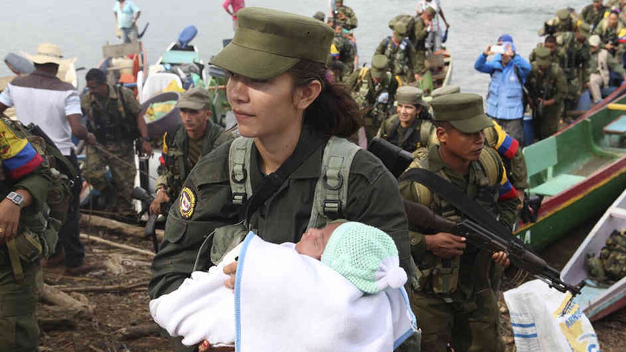 Emanuel, su madre y unos 100 guerrilleros del frente 58 de las Farc llegan a la zona veredal de transición en Gallo. Gallo, Tierra Alta, Córdoba. Febrero 1 de 2017.