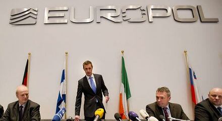 “Las fotos explícitas de adultos se pueden manipular para rejuvenecer a la persona, o las aplicaciones pueden 'desnudar' imágenes no explícitas”, dice el informe de Europol.