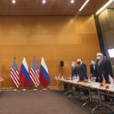 La vicesecretaria de Estado de Estados Unidos, Wendy Sherman, a la izquierda, y el viceministro ruso de Exteriores, Sergei Ryabkov, a la derecha, asisten a conversaciones de seguridad en la delegación diplomática de Estados Unidos en Ginebra, Suiza, el lunes 10 de enero de 2022. (Denis Balibouse/Pool via AP)