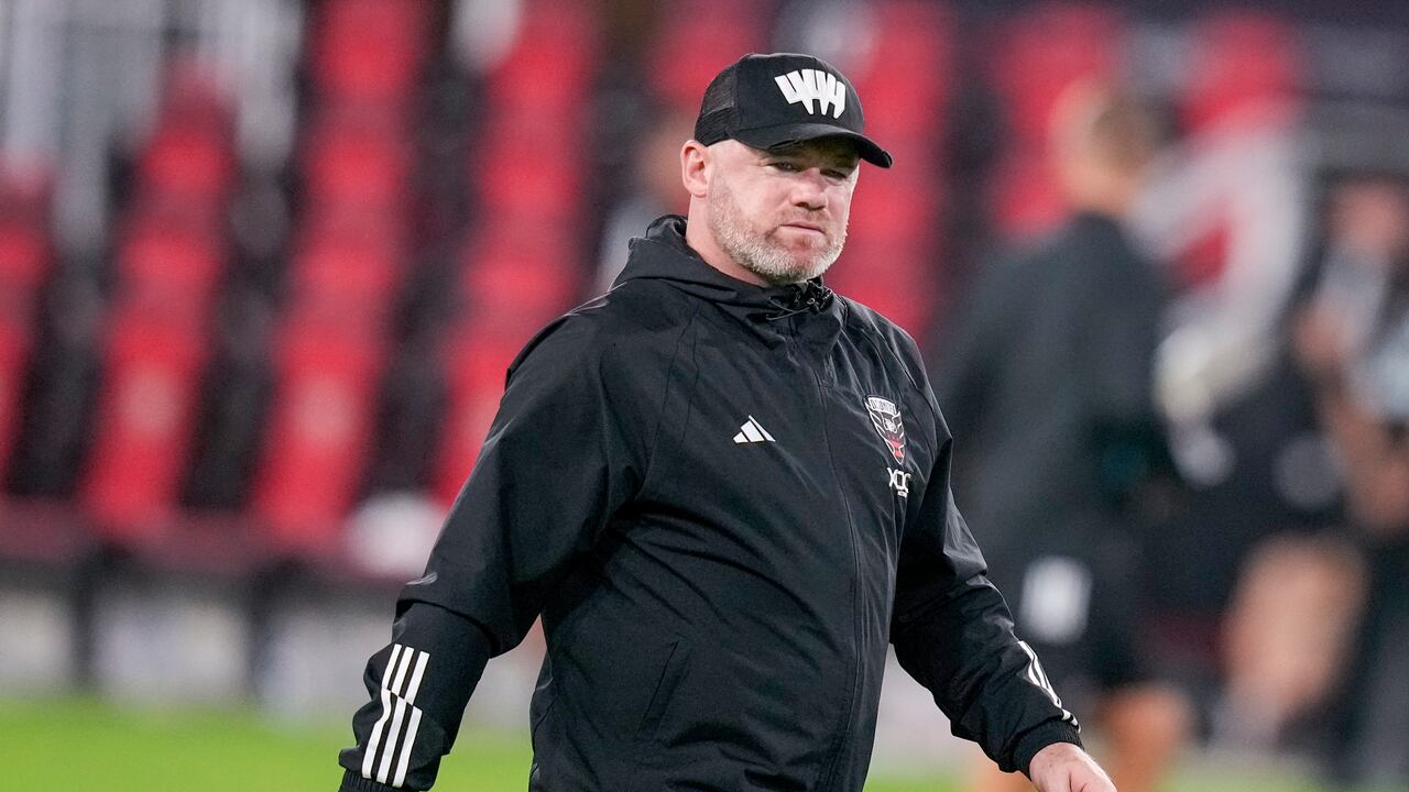ARCHIVO - El entrenador en jefe del D.C. United, Wayne Rooney, sale del campo después del partido de fútbol de la MLS contra el Inter Miami, el 8 de julio de 2023, en Washington. Rooney dejará su puesto como entrenador del D.C. United después de una temporada, dijo el equipo. A pesar de que el club no alcanzó los Playoffs de la Copa MLS 2023, Rooney mejoró la cuenta de puntos del D.C. United en su única temporada completa al mando. (Foto AP/Alex Brandon, Archivo)