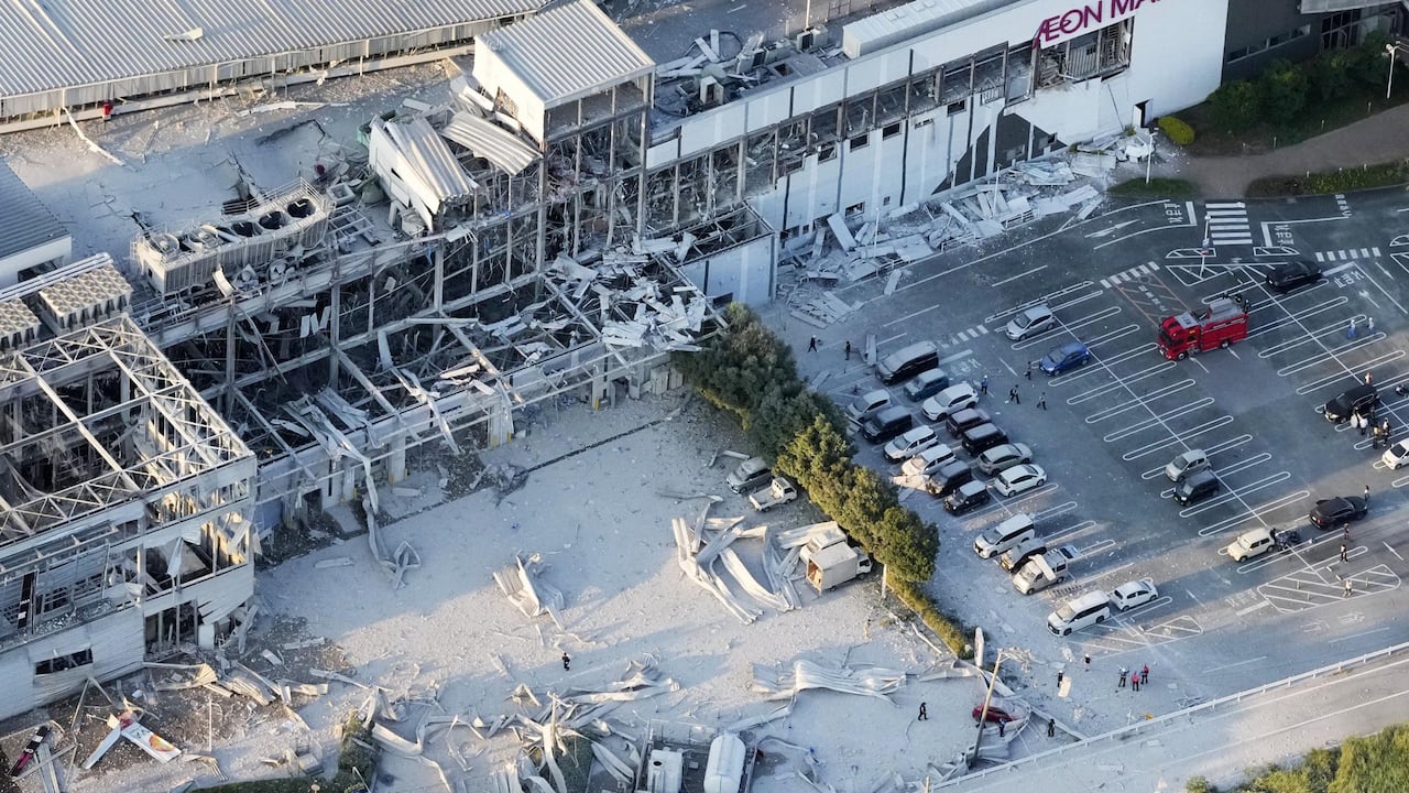 Esta imagen aérea muestra el centro comercial AEON Mall dañado tras el terremoto que azotó Kashima, en la prefectura de Kumamoto, al sur de Japón, el martes 28 de julio de 2026.