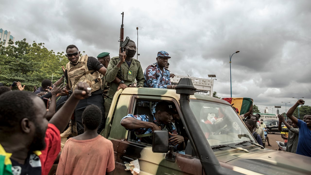 La decisión se adoptó ante el deterioro de la situación de seguridad tras el golpe de Estado militar que se produjo a finales de la semana pasada en el país.