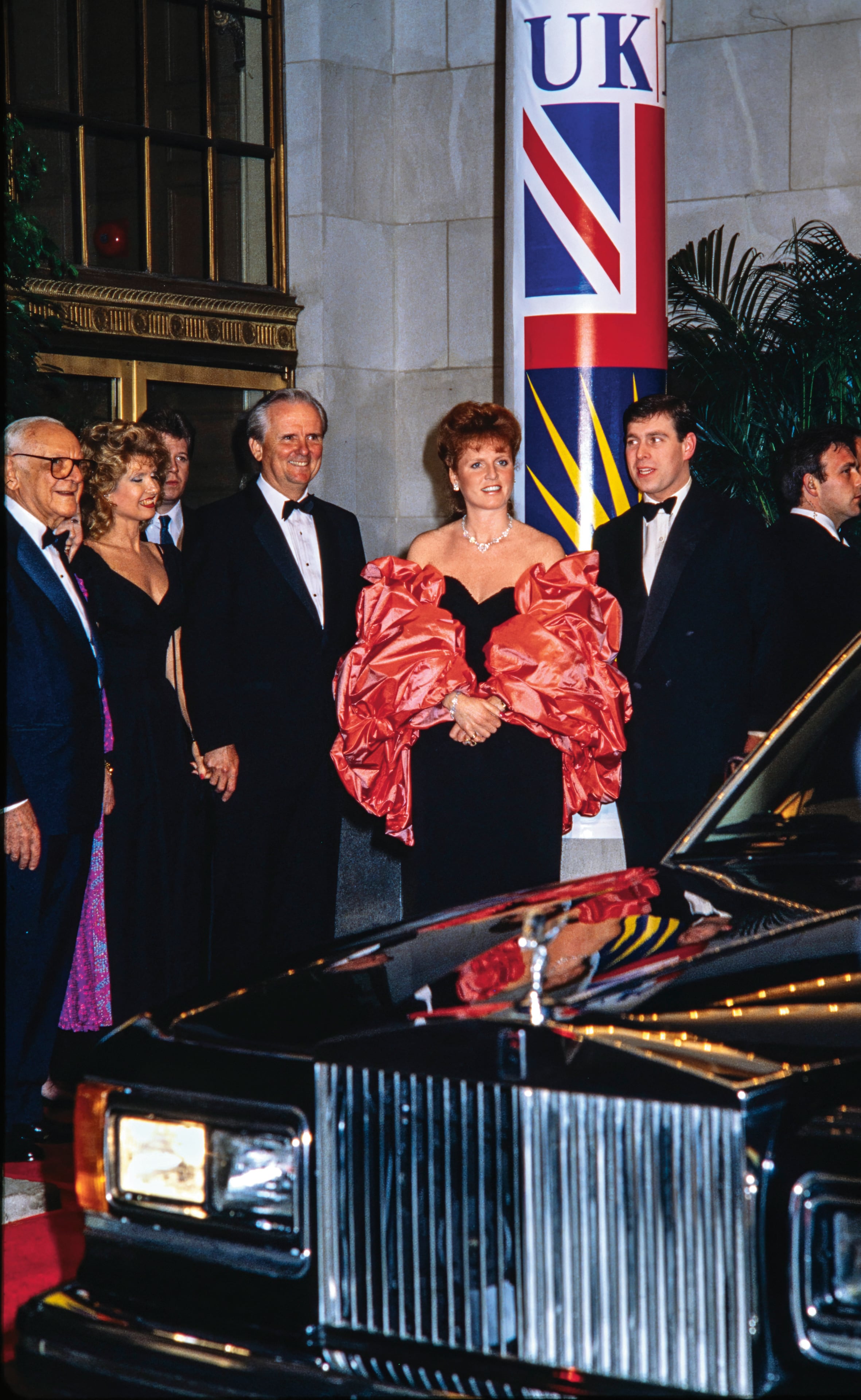 La llamaban “Duquess of Pork” (duquesa del Puerco) y fue vilipendiada por su ropero. Este enorme chal que lució en Los Ángeles, en 1988, fue uno de los más atacados.