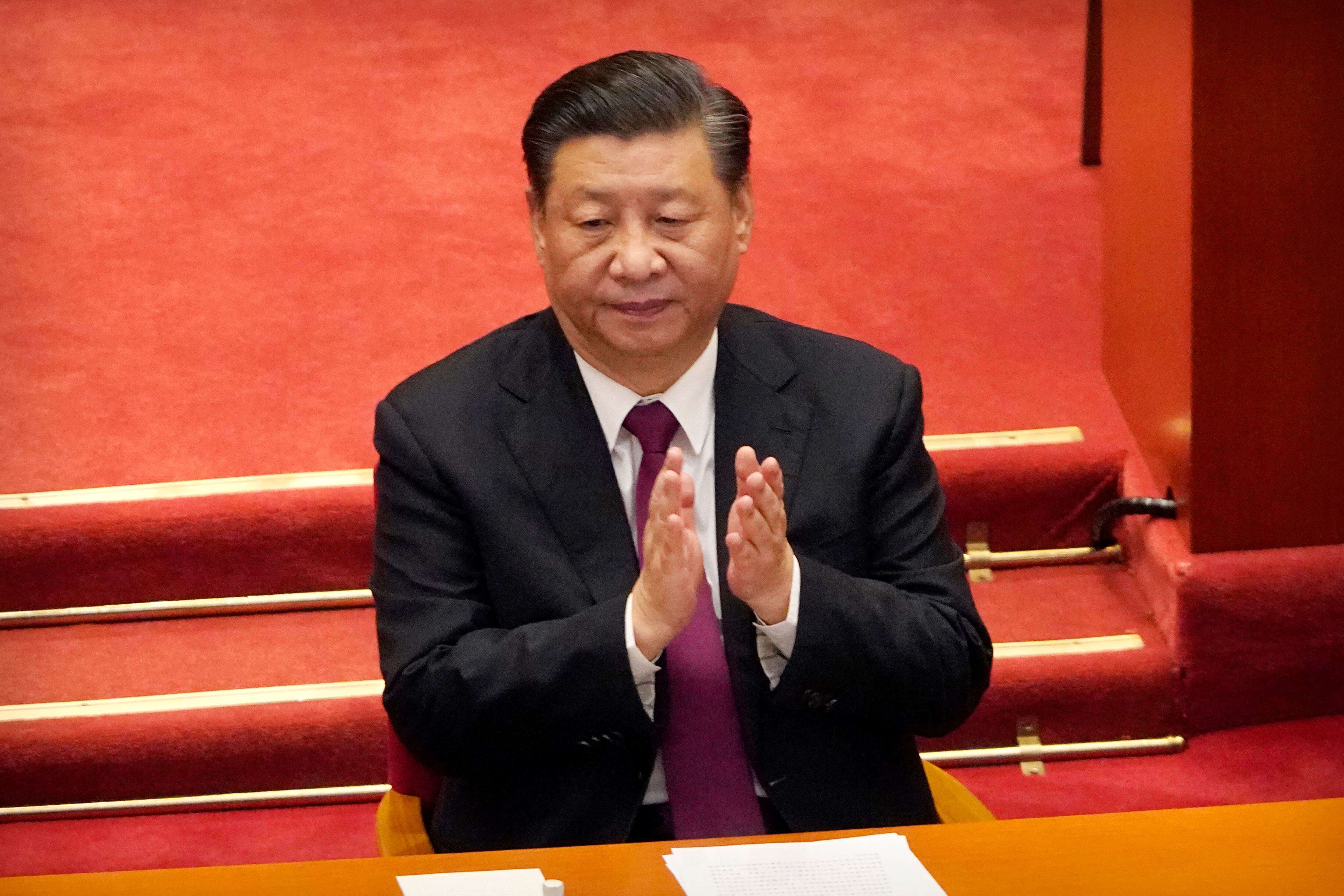 En esta imagen de archivo, el presidente de China, Xi Jinping, aplaude durante la clausura de la Conferencia Política Consultiva del Pueblo Chino, en Beijing, el 10 de marzo de 2021. (AP Foto/Mark Schiefelbein, archivo)