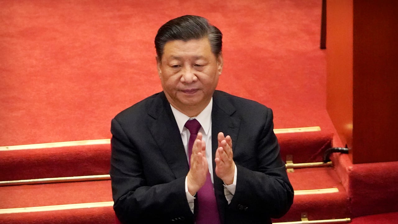 En esta imagen de archivo, el presidente de China, Xi Jinping, aplaude durante la clausura de la Conferencia Política Consultiva del Pueblo Chino, en Beijing, el 10 de marzo de 2021. (AP Foto/Mark Schiefelbein, archivo)