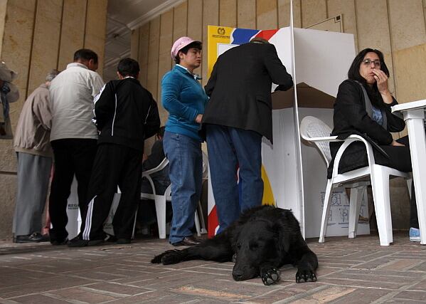 Tras señalar el candidato de su predilección, en el cubículo establecido, la persona deberá acercarse a la urna que se encuentra al lado de la mesa de votación e introducirlo.