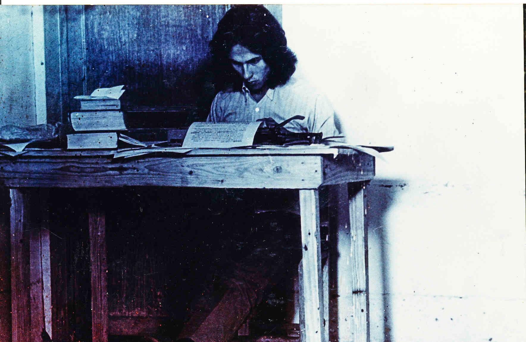 Escribiendo a los 20 años en el espacio independiente Ciudad Solar, en Cali.