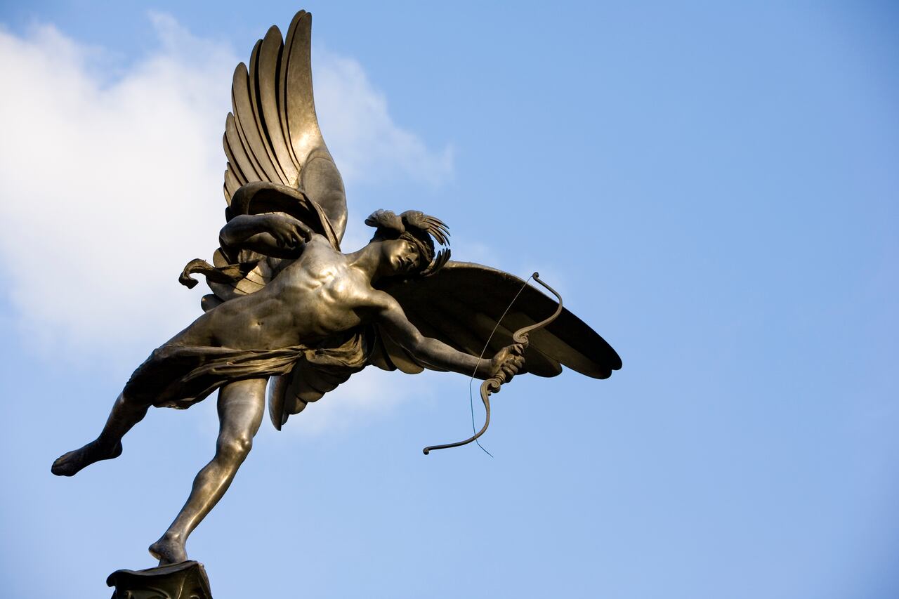 La estatua de Eros disfrutando del sol de la tarde en el Piccadilly Circus de Londres