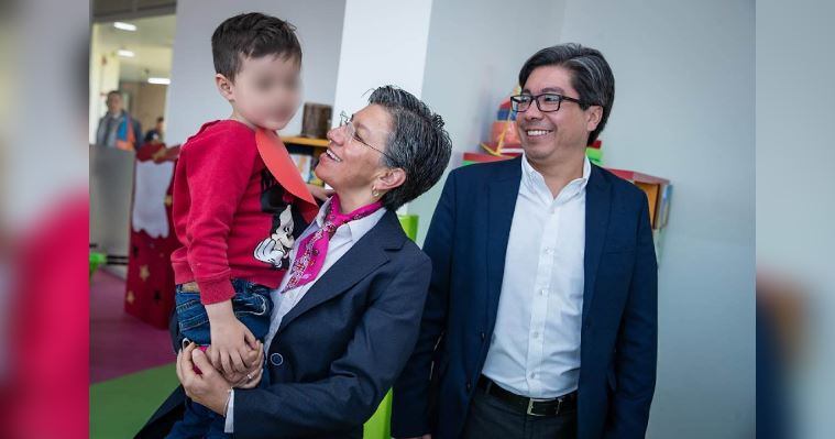 Claudia López y el subsecretario de Integración Social, Julián Moreno.