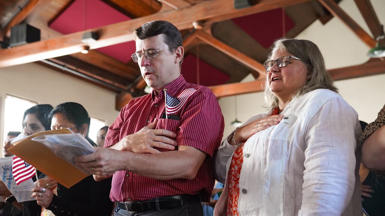 Durante el proceso de nacionalización se puede pedir cambio de nombre
(Foto: Megan Varner/Getty Images)