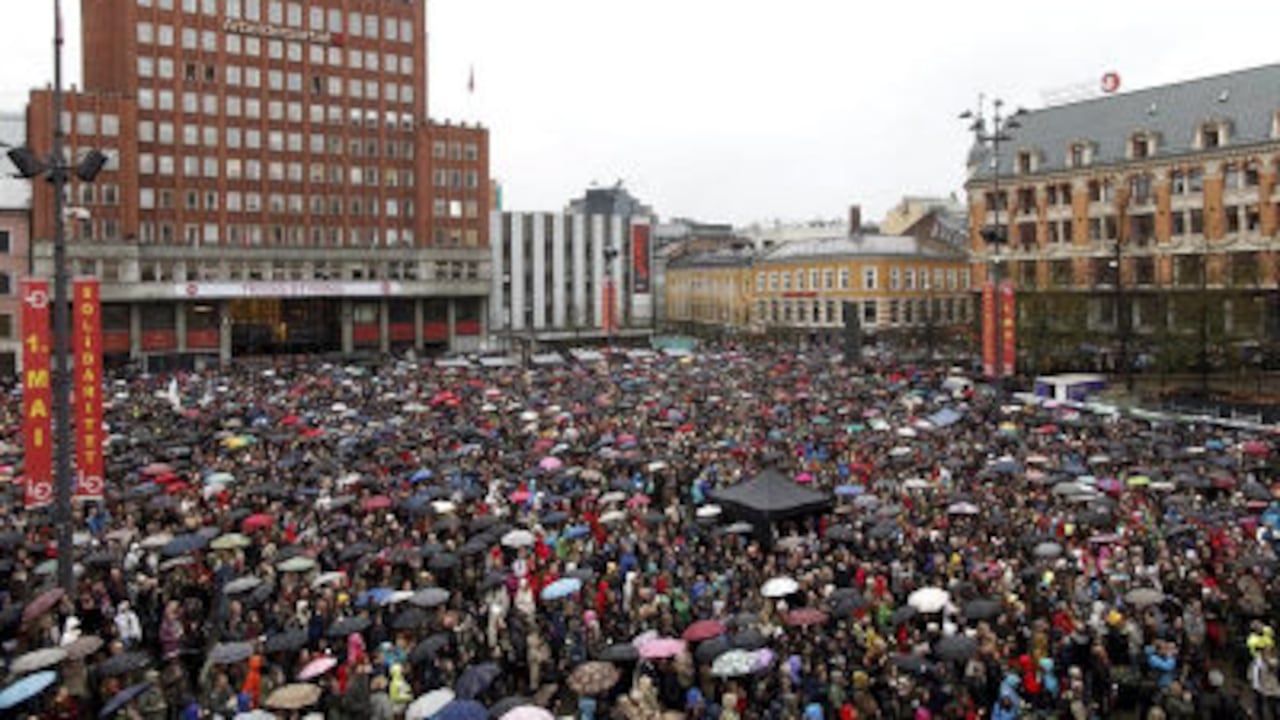 Unas 40.000 personas se congregaron en la plaza Youngstorget de Oslo, Noruega, para cantar al unísono la canción 'Barn av Regnbuen' (Niño del arcoiris, en inglés), durante un acto emotivo contra el ultraderechista Anders Behring Breivik.