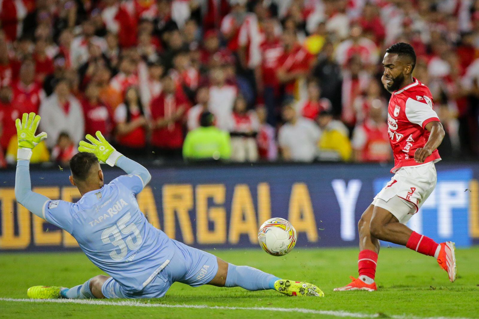 Imagen del partido entre Independiente Santa Fe y Deportes Tolima por la fecha 1 del Grupo B de los cuadrangulares semifinales de la Liga colombiana 2024.