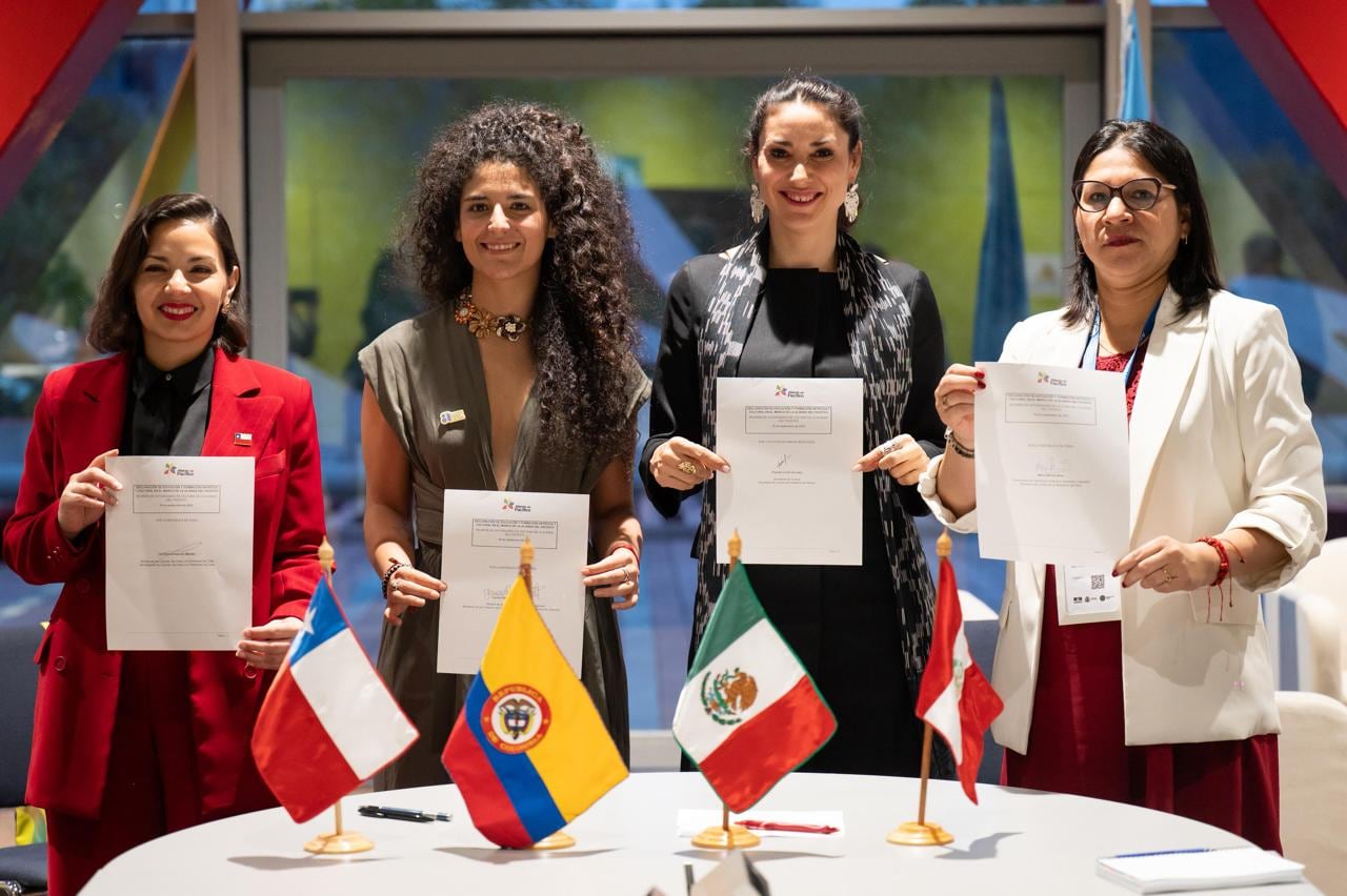 De izquierda a derecha: Carolina Arredondo Marzán, ministra de las Culturas, las Artes y el Patrimonio de Chile; Yannai Kadamani Fonrodona, ministra de las Culturas, las Artes y los Saberes de Colombia; Claudia Curiel de Icaza, secretaria de Cultura de México; y Moira Novoa Silva, viceministra de Patrimonio Cultural e Industrias Culturales de Perú.