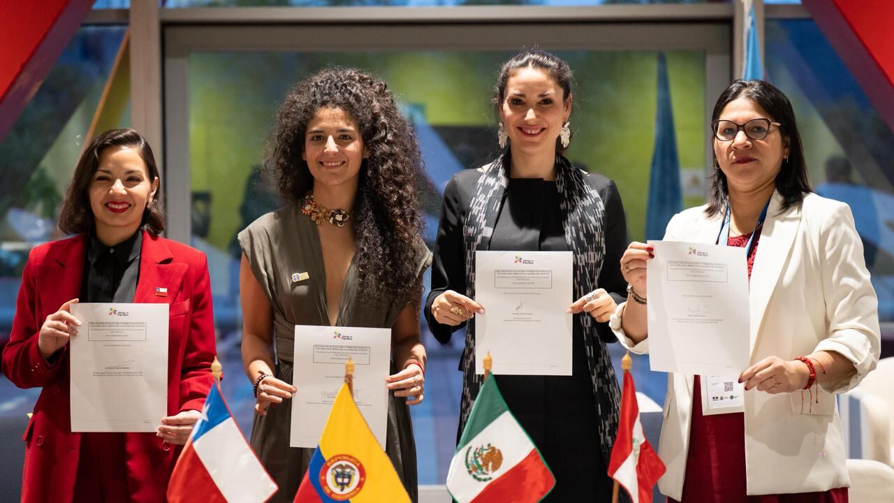 De izquierda a derecha: Carolina Arredondo Marzán, ministra de las Culturas, las Artes y el Patrimonio de Chile; Yannai Kadamani Fonrodona, ministra de las Culturas, las Artes y los Saberes de Colombia; Claudia Curiel de Icaza, secretaria de Cultura de México; y Moira Novoa Silva, viceministra de Patrimonio Cultural e Industrias Culturales de Perú.