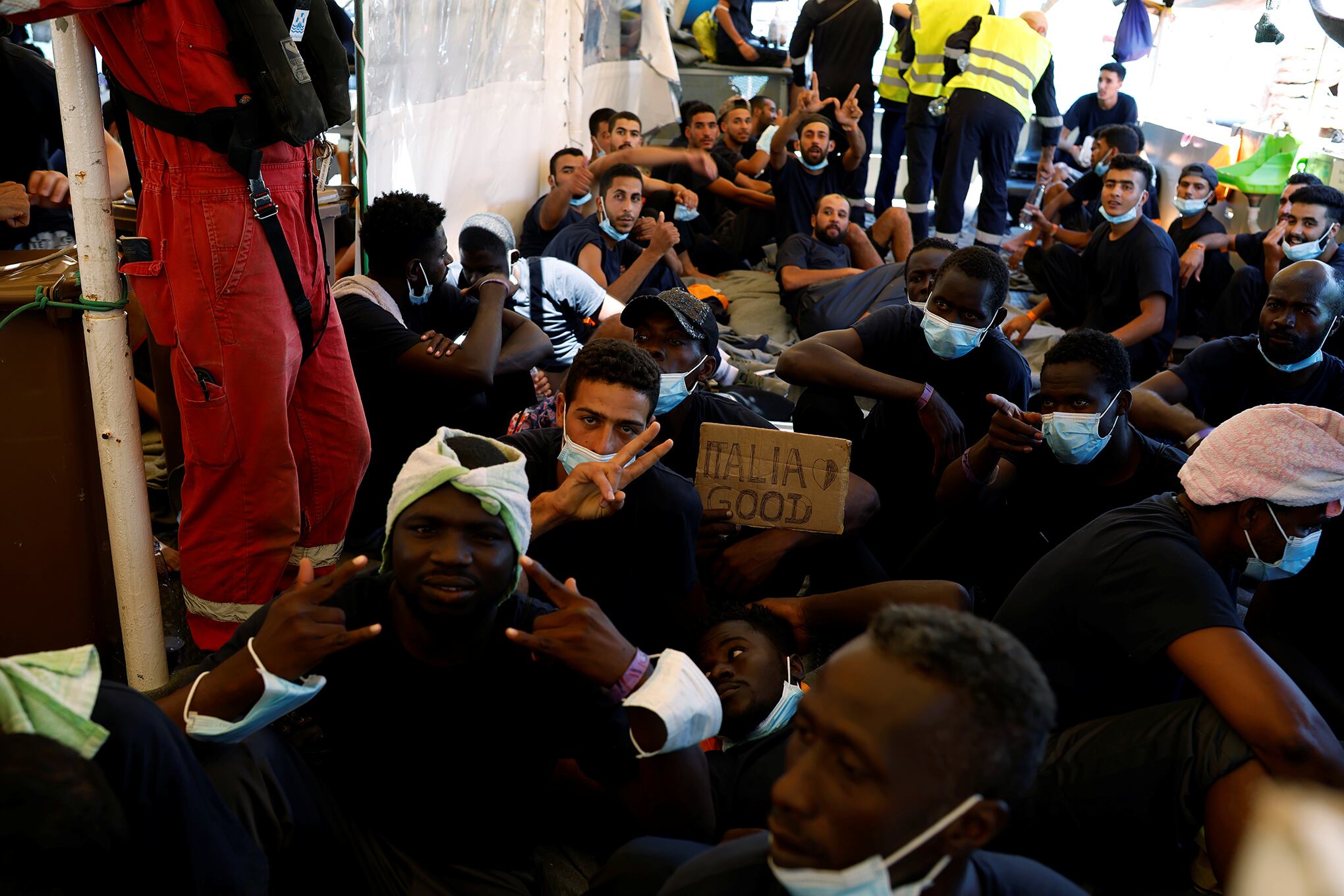 Último grupo de migrantes rescatados desembarque de la nave de rescate migrante Wee-Watch 3 en Sicilia