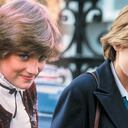 Emma Corrin, de 25 años, interpreta a la princesa Diana de Gales. La temporada contará el noviazgo y la boda con el príncipe Carlos, el nacimiento de sus dos hijos, y las infidelidades y problemas que rodearon el matrimonio.