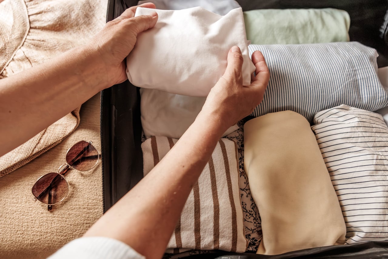 ¿Es mejor doblar o enrollar la ropa para viajar? Conozca las ventajas y desventajas de cada técnica