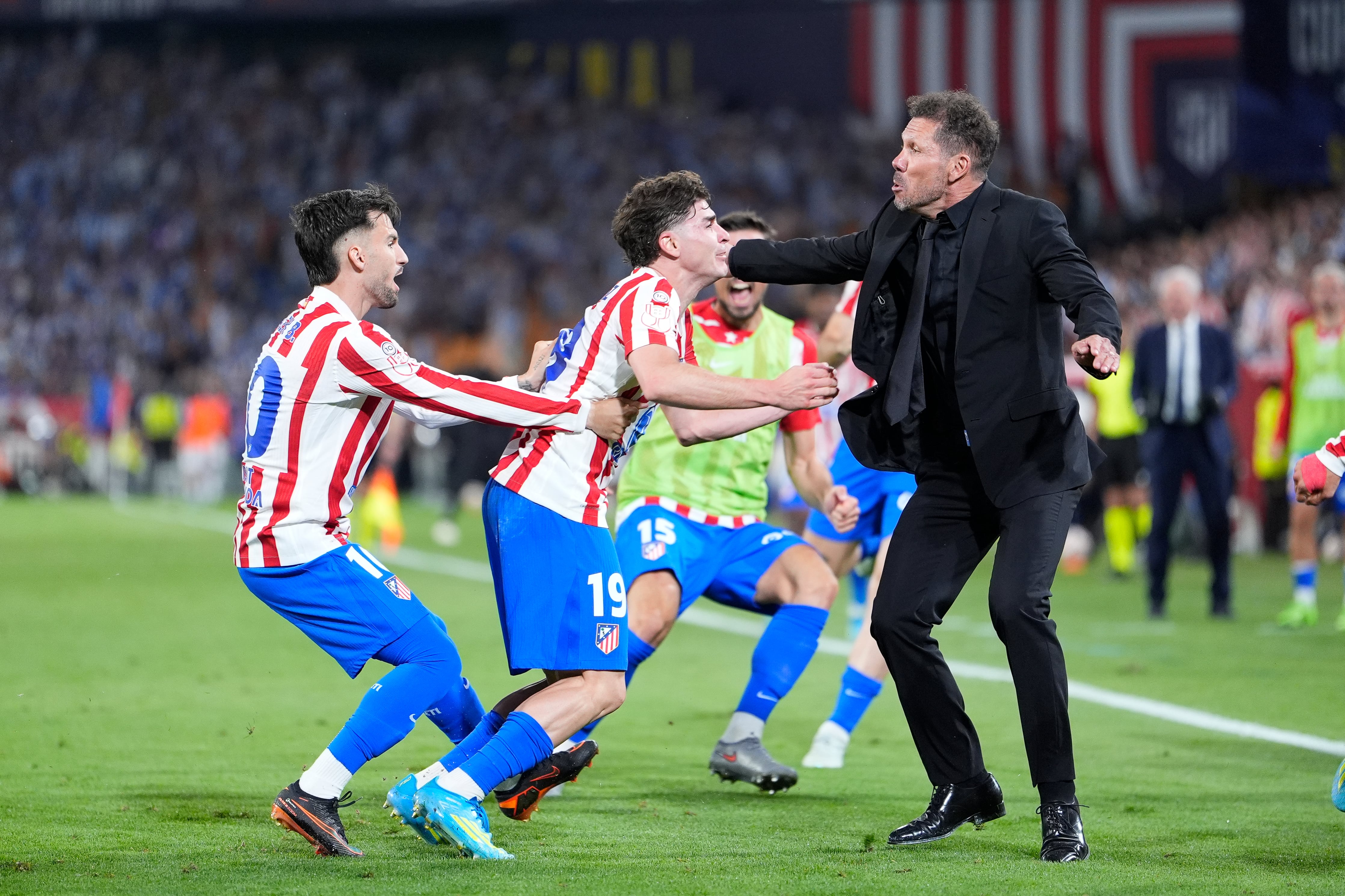 Diego Simeone celebra con Julián Álvarez.