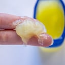 Cuando la vaselina es sólida se comercializa como hidratante para labios, entre otros.