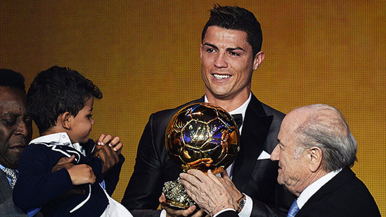 El delantero portugués del Real Madrid, Cristiano Ronaldo, posa con el trofeo del Balón de Oro 2013 junto a su hijo, a Joseph Blatter (Der.), presidente de la FIFA, y al exjugador brasileño Pelé, durante la gala celebrada en Zúrich, Suiza.