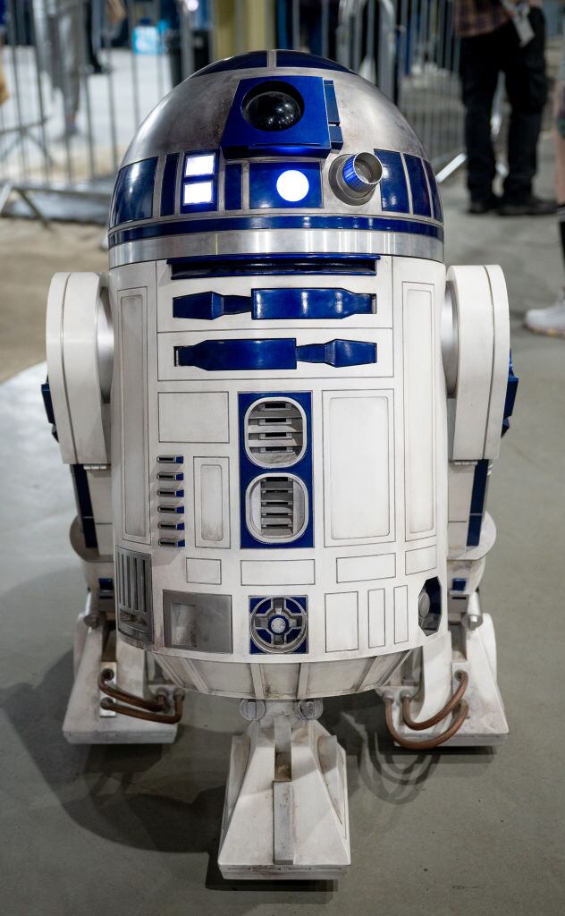 Un droide R2D2 asiste a la Manchester Comic Con en el Bowlers Exhibition Center el 30 de julio de 2022 en Manchester, Inglaterra. (Foto de Shirlaine Forrest/Getty Images)