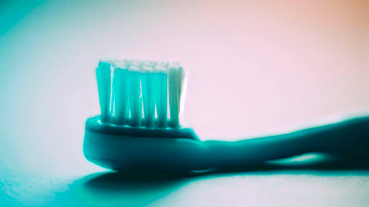 Un cepillo de dientes puede ser de utilidad para limpiar las bocinas de un teléfono.