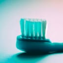 Un cepillo de dientes puede ser de utilidad para limpiar las bocinas de un teléfono.