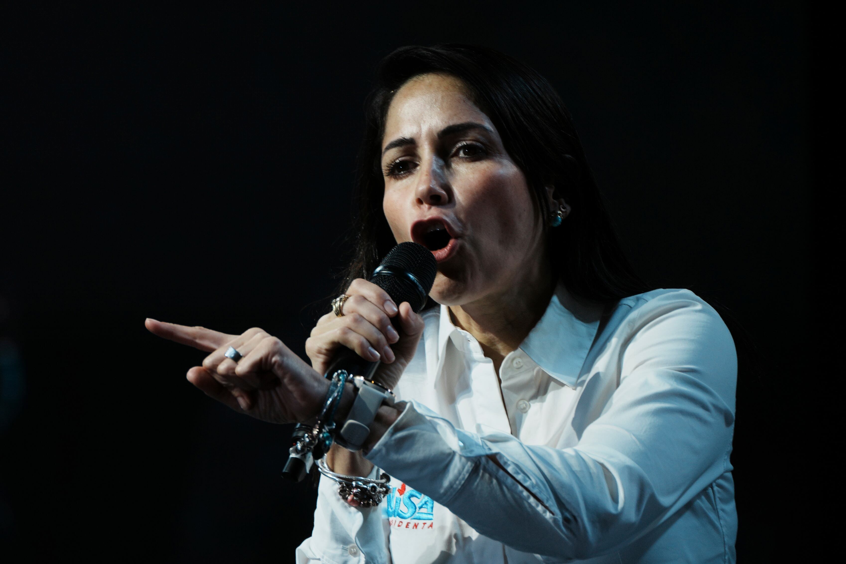 Luisa González, candidata presidencial del movimiento político Revolución Ciudadana, habla durante un evento de campaña antes de las elecciones anticipadas programadas para el 20 de agosto en Quito, Ecuador, el miércoles 16 de agosto de 2023. (AP Foto/Dolores Ochoa)