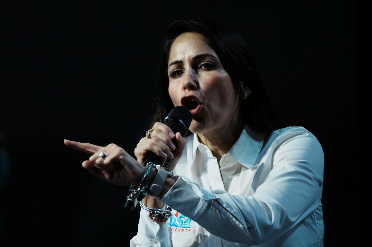 Luisa González, candidata presidencial del movimiento político Revolución Ciudadana, habla durante un evento de campaña antes de las elecciones anticipadas programadas para el 20 de agosto en Quito, Ecuador, el miércoles 16 de agosto de 2023. (AP Foto/Dolores Ochoa)
