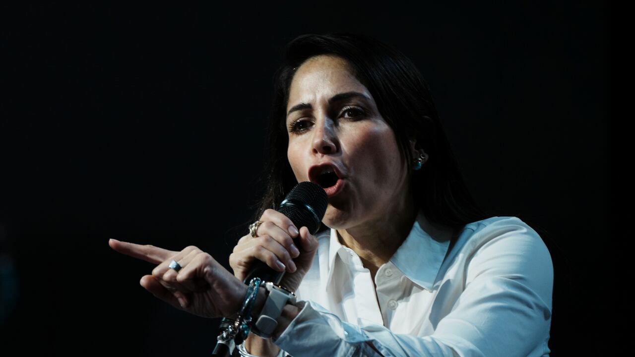Luisa González, candidata presidencial del movimiento político Revolución Ciudadana, habla durante un evento de campaña antes de las elecciones anticipadas programadas del 20 de agosto en Quito, Ecuador, el miércoles 16 de agosto de 2023. (AP Foto/Dolores Ochoa).