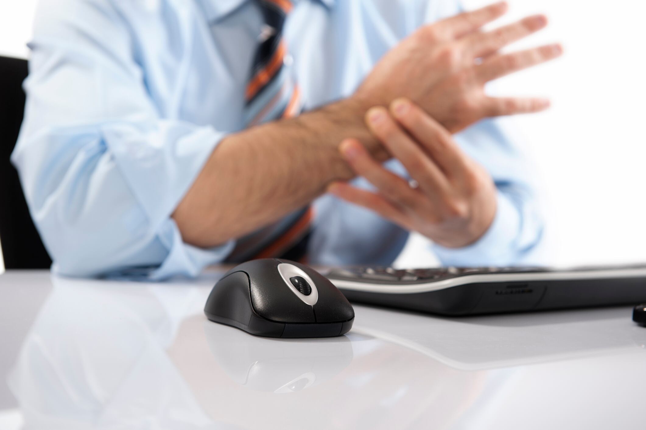 El uso incorrecto del mouse produce dolores en la muñeca puede generar el síndrome del túnel carpiano.