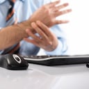 El uso incorrecto del mouse produce dolores en la muñeca puede generar el síndrome del túnel carpiano.