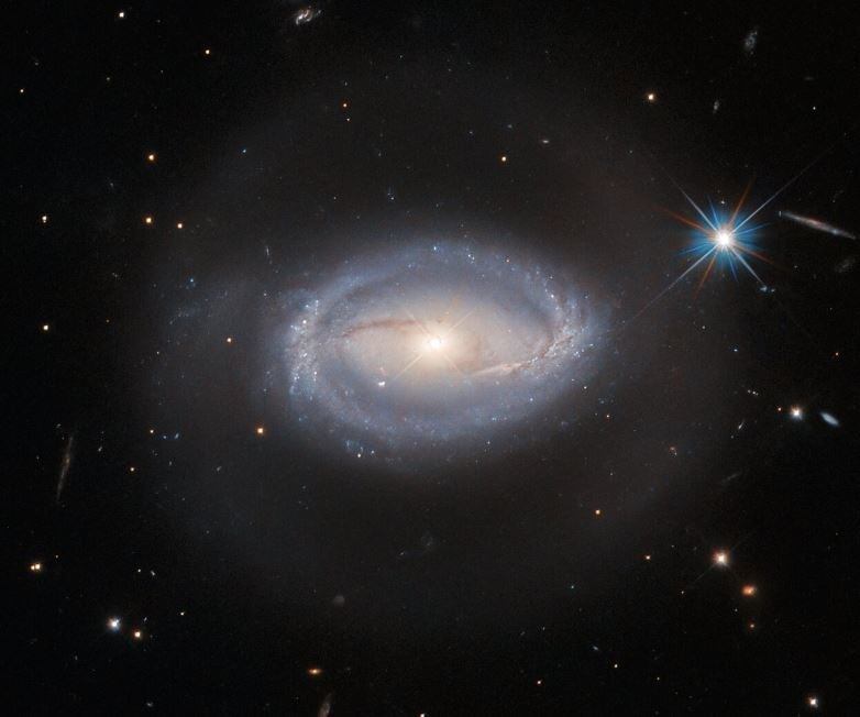 Telescopio Hubble capta un misterioso objeto que aún no es posible de clasificar.