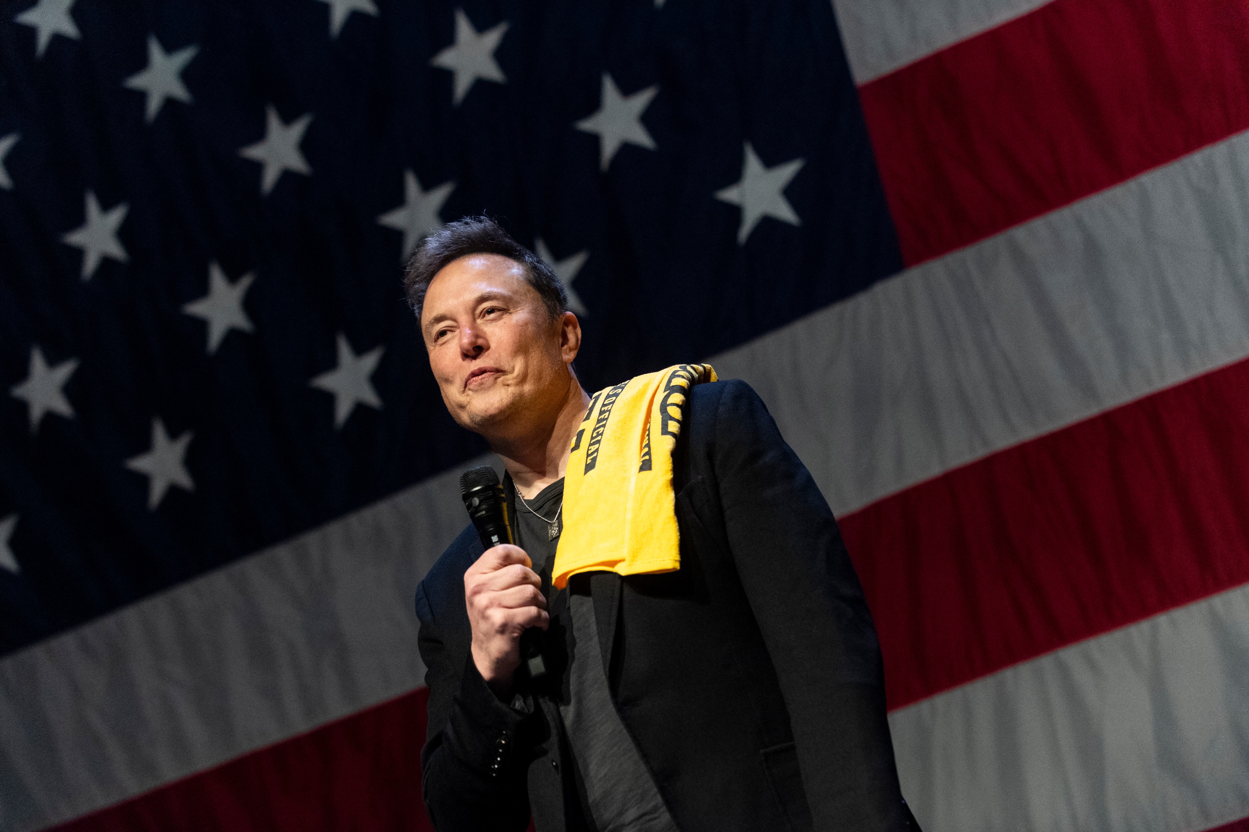 El fundador de SpaceX y Tesla, Elon Musk, habla en un ayuntamiento con el candidato republicano al Senado de los Estados Unidos, Dave McCormick, en el Teatro Roxain el 20 de octubre de 2024 en Pittsburgh, Pensilvania. Musk también premió a un asistente con 1 millón de dólares durante el evento. Musk ha donado más de 75 millones de dólares a America PAC, que cofundó con otros capitalistas de riesgo y empresarios tecnológicos de Silicon Valley para apoyar al candidato presidencial republicano, el expresidente estadounidense Donald Trump. Michael Swensen/Getty Images/AFP (Foto de Michael Swensen / GETTY IMAGES NORTEAMÉRICA / Getty Images vía AFP)