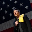 El fundador de SpaceX y Tesla, Elon Musk, habla en un ayuntamiento con el candidato republicano al Senado de los Estados Unidos, Dave McCormick, en el Teatro Roxain el 20 de octubre de 2024 en Pittsburgh, Pensilvania. Musk también premió a un asistente con 1 millón de dólares durante el evento. Musk ha donado más de 75 millones de dólares a America PAC, que cofundó con otros capitalistas de riesgo y empresarios tecnológicos de Silicon Valley para apoyar al candidato presidencial republicano, el expresidente estadounidense Donald Trump. Michael Swensen/Getty Images/AFP (Foto de Michael Swensen / GETTY IMAGES NORTEAMÉRICA / Getty Images vía AFP)