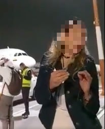 La mujer se alejó del policía mientras hacía gestos despectivos.