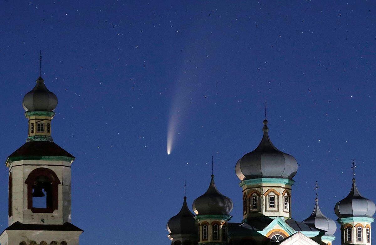 El cometa Neowise o C / 2020 F3 se ve detrás de una iglesia ortodoxa sobre los Turets, Bielorrusia, a 110 kilómetros (69 millas) al oeste de la capital, Minsk. Foto: AP/Sergei Grits