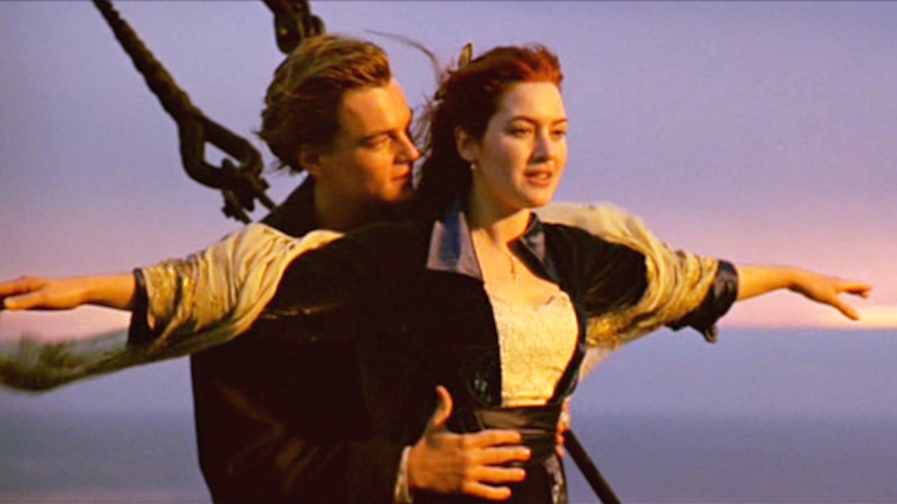 La mítica escena de Jack Dawson (Leonardo DiCaprio) y Rose DeWitt Bukater (Kate Winslet) en la proa del navío.