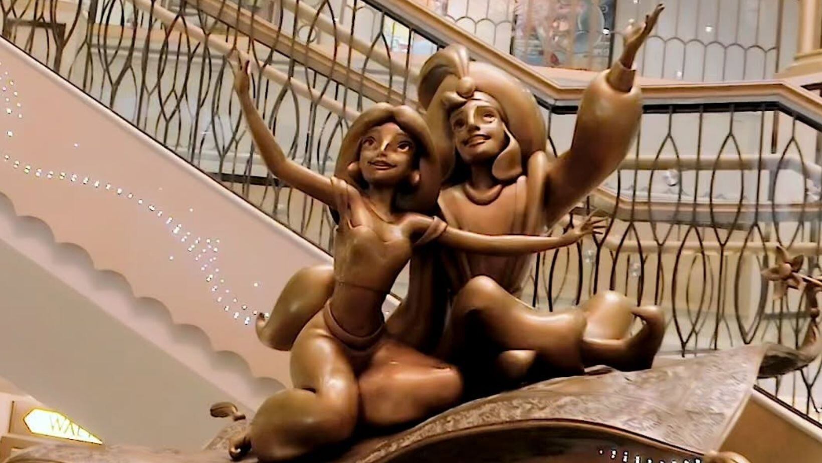 Video l Así es el Disney Treasure, el sexto barco de Disney Cruise Line; cuenta con una enorme figura de Aladdin y Jasmine en su popular alfombra mágica