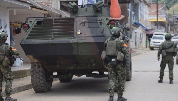 En el corregimiento de El Plateado, Argelia, integrantes del Ejército se enfrentan aún contra los disidentes del frente Carlos Patiño de las Farc.  Hasta el momento son cinco heridos; tres militares y dos civiles.