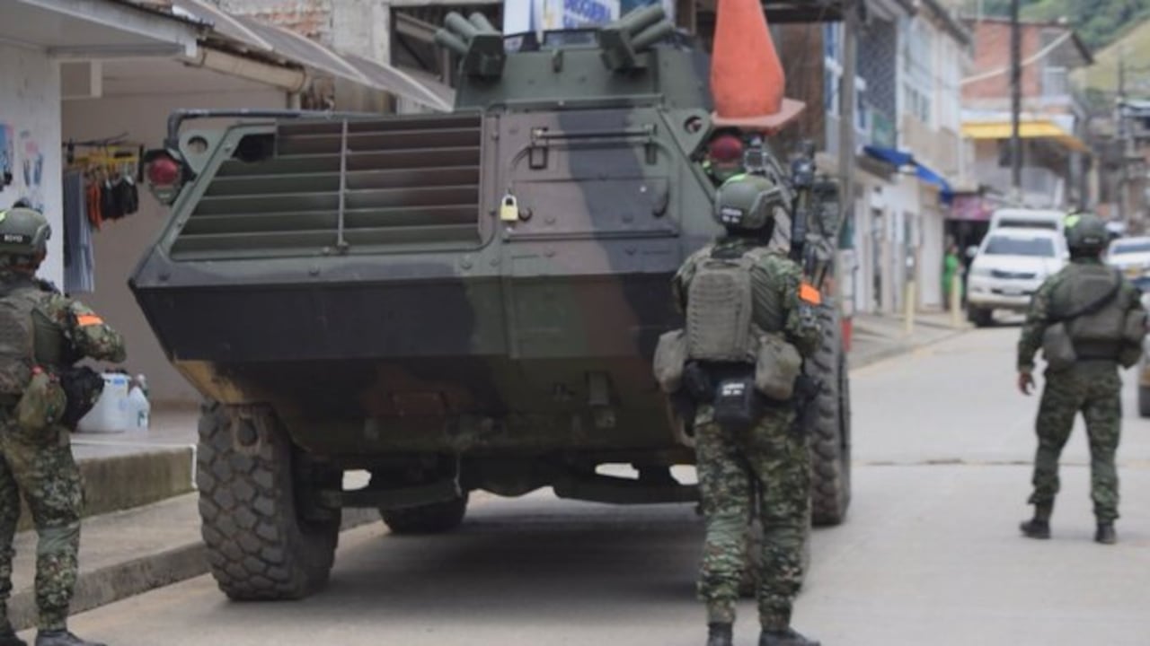 En el corregimiento de El Plateado, Argelia, integrantes del Ejército se enfrentan aún contra los disidentes del frente Carlos Patiño de las Farc.
