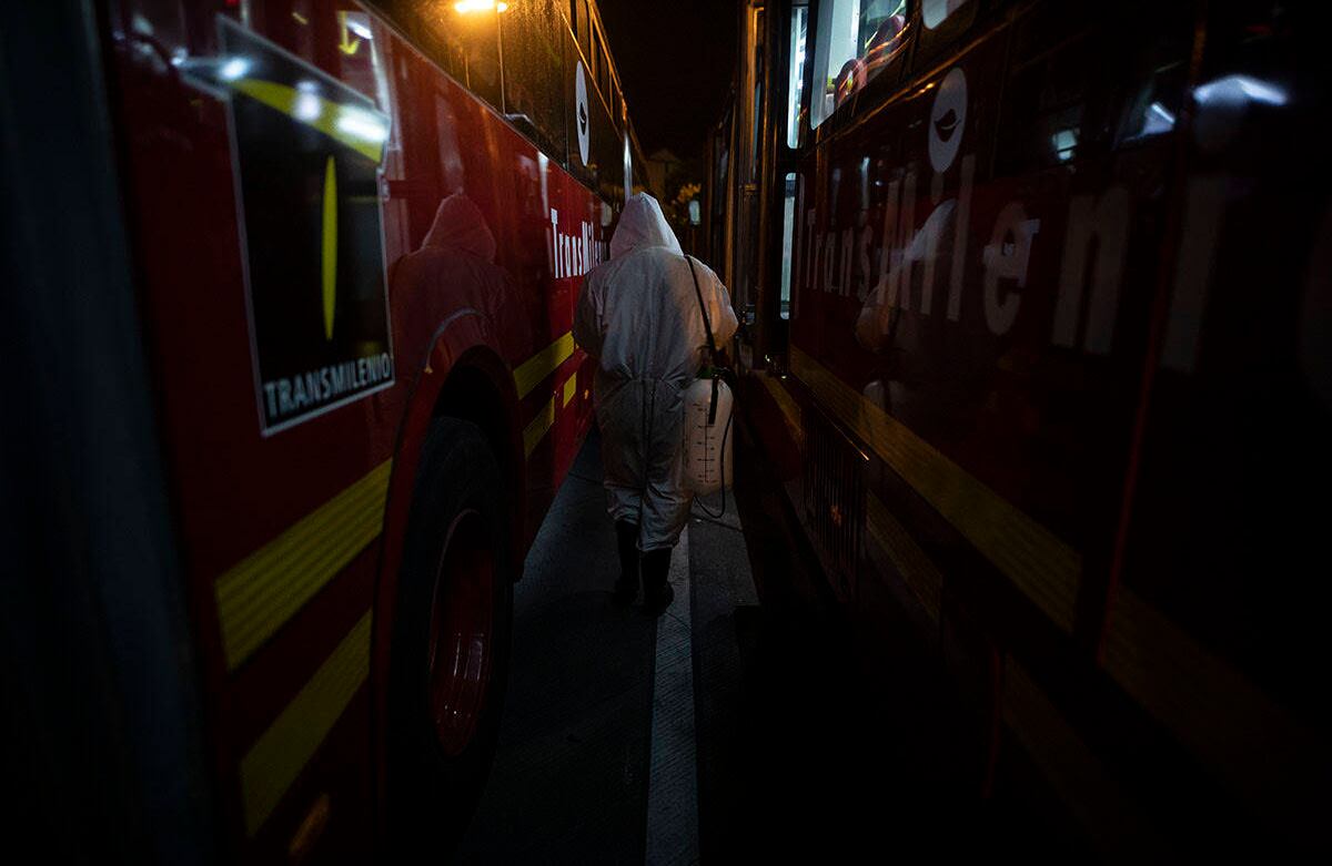 Todos los días también se realizan limpiezas a las estaciones, que incluyen las fachadas, cubiertas, techos, estructuras metálicas, pisos, vías internas, cerramientos perimetrales y cicloparqueaderos. Foto de Esteban Vega/SEMANA.