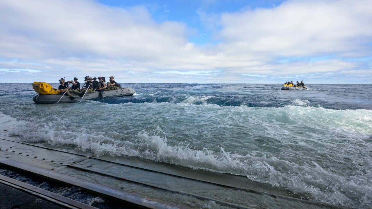 Los buzos de la Marina de los EE. UU. se desplegaron en pequeñas embarcaciones.