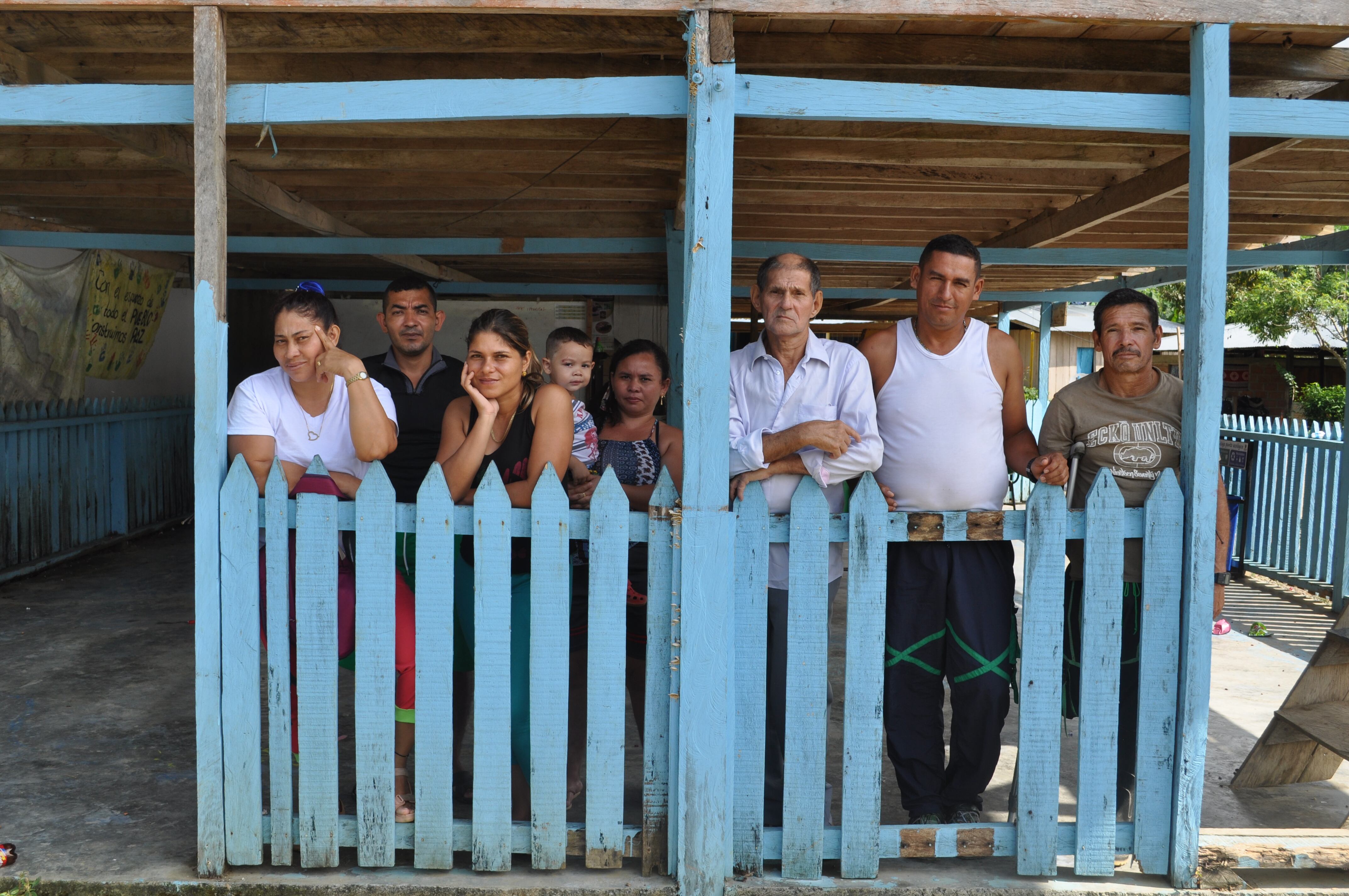 Algunos de los 17 excombatientes, hoy en proceso de reincorporación, que aceptaron formar parte del libro “Ni Nobles, ni Villanos”.